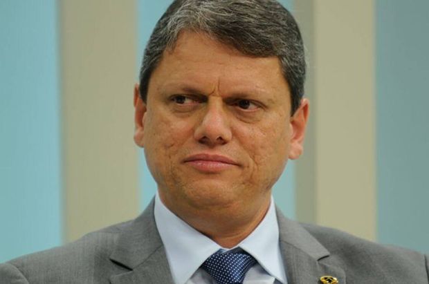 Abandonado por Bolsonaro, Tarcísio defende o ex-presidente: “Tempo trará justiça”