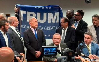 Bolsonaristas exibem bandeira de Trump na Câmara durante uma coletiva de imprensa