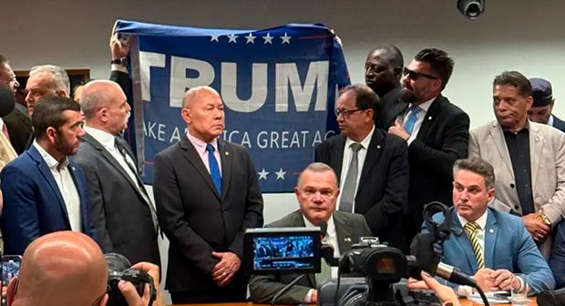 Bolsonaristas exibem bandeira de Trump na Câmara durante uma coletiva de imprensa