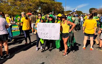 Bolsonaristas fazem ato em Brasília contra tornozeleira do ex-presidente