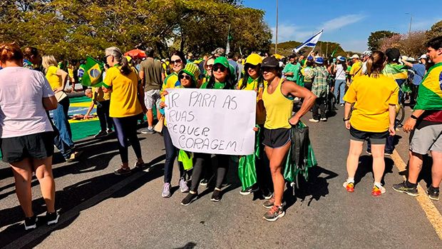 Bolsonaristas fazem ato em Brasília contra tornozeleira do ex-presidente