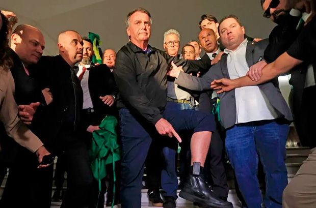 Bolsonaro tem até as 21h13 para se explicar a Moraes sob pena de ser preso