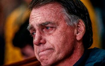 Bolsonaro vira piada entre políticos após chorar em culto: “Frescura”