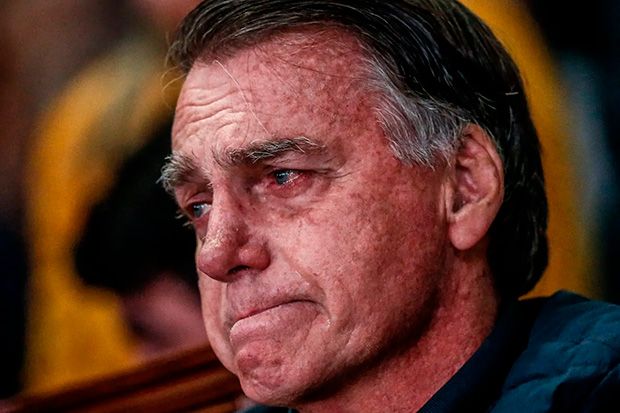 Bolsonaro vira piada entre políticos após chorar em culto: “Frescura”