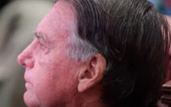 Deprimido, Bolsonaro se derrete em choro em culto evangélico