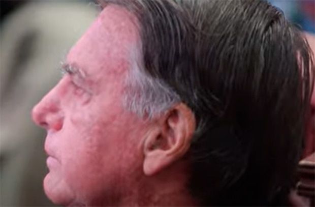 Deprimido, Bolsonaro se derrete em choro em culto evangélico