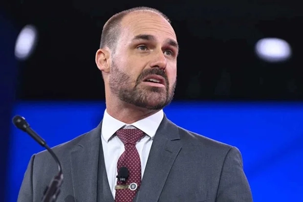 Eduardo ataca PGR por parecer contra Bolsonaro: “A quem interessa?”