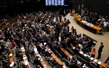 Em retaliação a Lula, Câmara tira R$ 30 bilhões da saúde e educação em “pauta-bomba”