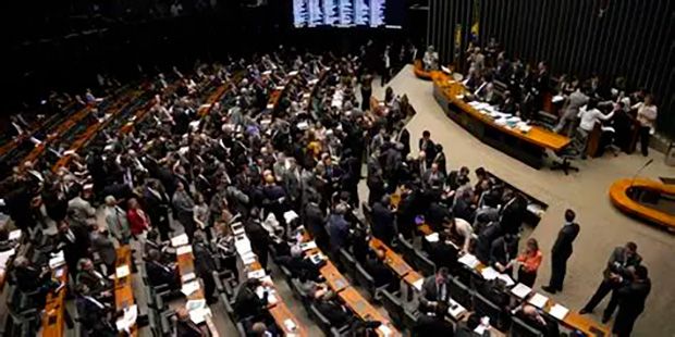 Em retaliação a Lula, Câmara tira R$ 30 bilhões da saúde e educação em “pauta-bomba”