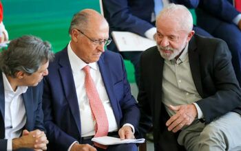 Em reunião emergencial no Alvorada, Lula prepara resposta ao tarifaço de Trump