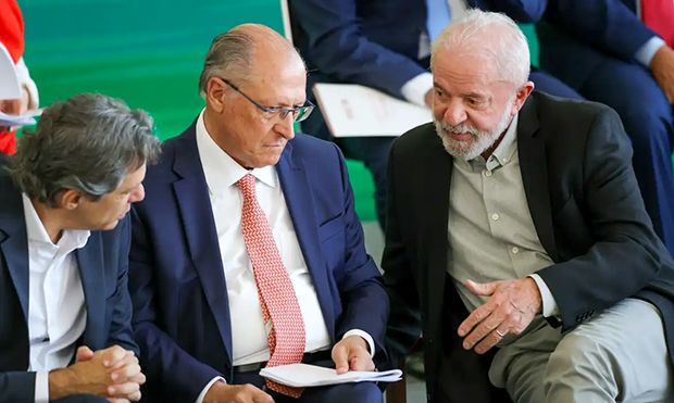 Em reunião emergencial no Alvorada, Lula prepara resposta ao tarifaço de Trump