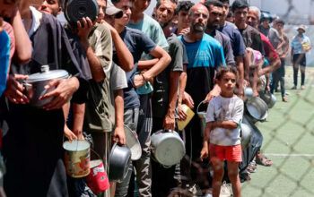 Israel abre fogo contra multidão em busca de comida em Gaza e mata 73 palestinos