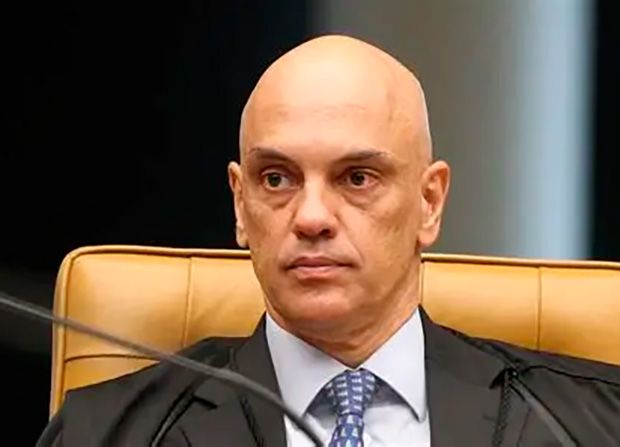 Moraes dá 24 horas para advogados de Bolsonaro explicar descumprimento de cautelar sob pena de prisão imediata