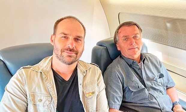 Moraes proíbe Jair Bolsonaro de se comunicar com o filho Eduardo