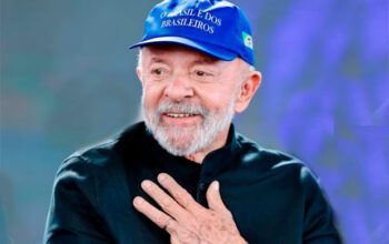 Na contramão do mundo, democracia avança no Brasil com Lula, aponta estudo global