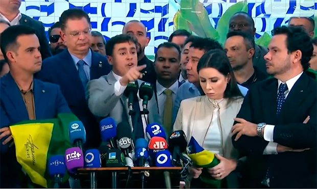 Nikolas Ferreira chama jornalistas de “idiotas” em coletiva: Estamos defendendo até você, seu idiota. - vídeo
