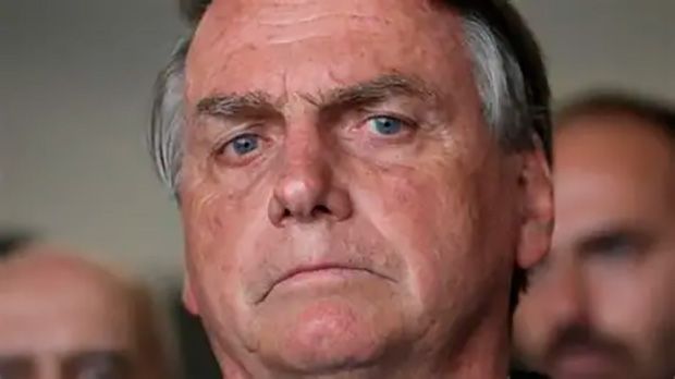 PF encontra 10 mil dólares na casa do ex-presidente Bolsonaro