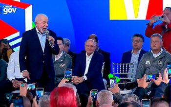 “Que patriota é esse?”, questiona Lula sobre conspiração de Eduardo Bolsonaro nos EUA