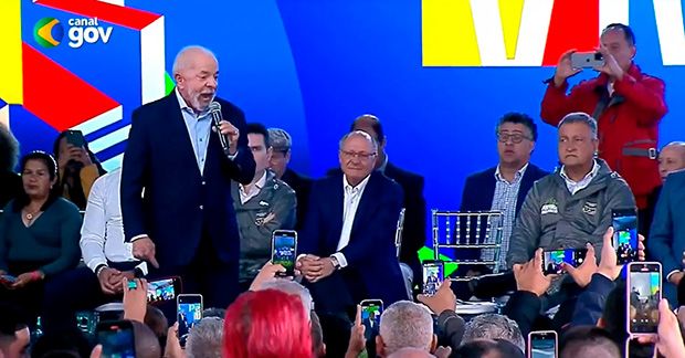 “Que patriota é esse?”, questiona Lula sobre conspiração de Eduardo Bolsonaro nos EUA