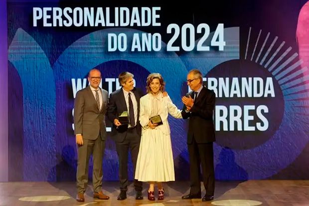 Walter Salles defende taxação de super-ricos ao vencer “Personalidade do Ano” com Fernanda Torres