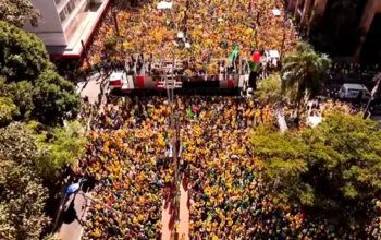Ato pró-Bolsonaro leva 37 mil à Paulista, louva Trump, ataca Lula e Moraes