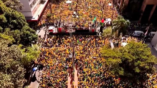 Ato pró-Bolsonaro leva 37 mil à Paulista, louva Trump, ataca Lula e Moraes
