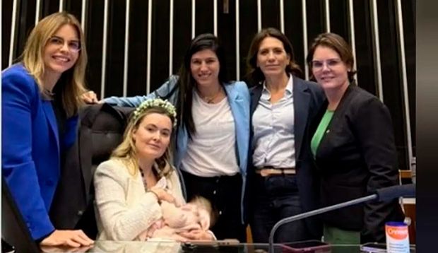 Bolsonarista Júlia Zanatta ocupa cadeira de Motta com bebê de 4 meses