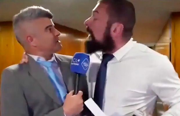 Bolsonarista Paulo Bilynskyj surta e agride repórter Guga Noblat na Câmara dos Deputados