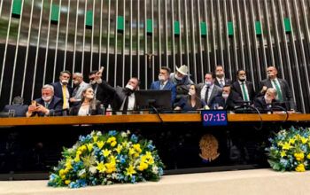 Câmara e Senado Após prisão de Bolsonaro, aliados tentam paralisar Congresso e pedem anistia