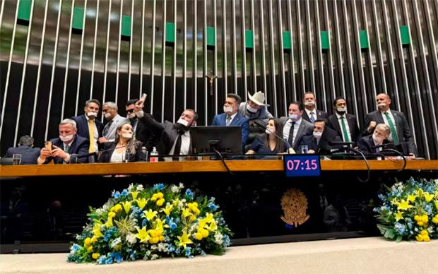 Câmara e Senado Após prisão de Bolsonaro, aliados tentam paralisar Congresso e pedem anistia