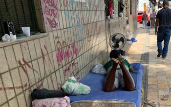 Com vista para o Teatro Amazonas, moradores de rua transformam rua do centro histórico em hotel ao ar livre