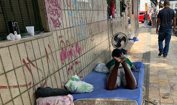 Com vista para o Teatro Amazonas, moradores de rua transformam rua do centro histórico em hotel ao ar livre