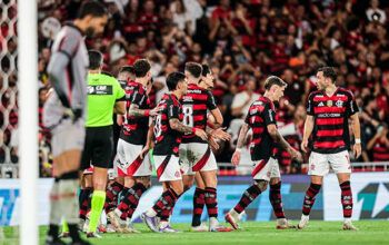 Flamengo massacra Vitória com goleada por 8 a 0 pela 21ª rodada do Campeonato Brasileiro