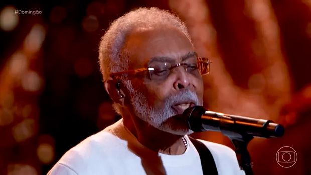 Gil leva Domingão às lágrimas: 'Estou aqui hoje cantando para Preta'