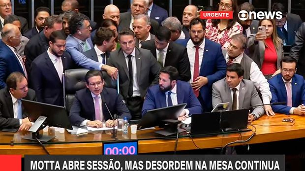 Interesses pessoais não estão acima do povo, diz Motta após desocupar Mesa da Câmara