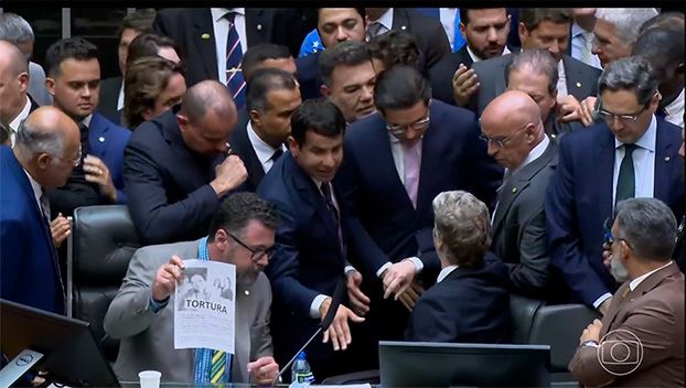 Hugo avalia punir deputados que tumultuaram a Câmara