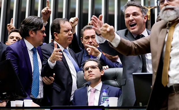 Hugo Motta “falhou miseravelmente” contra motim bolsonarista, diz Estadão