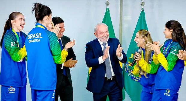 Lula recebe ginastas medalhistas em Mundial de Ginástica Rítmica