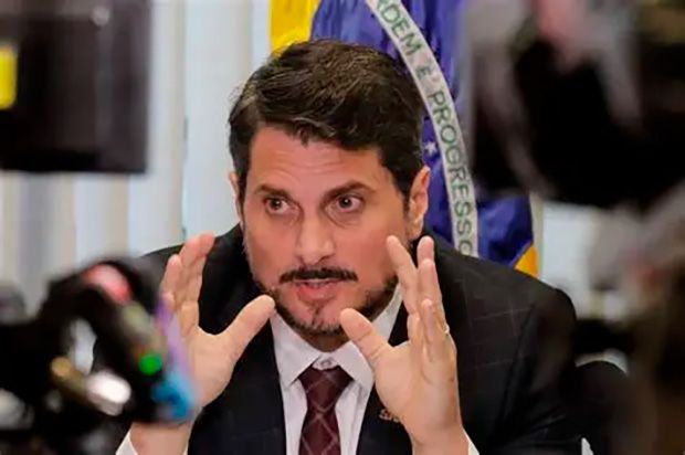 Senador Marcos do Val resistiu a colocar tornozeleira eletrônica