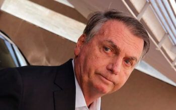 Moraes autoriza presença de policiais no quintal da casa de Bolsonaro