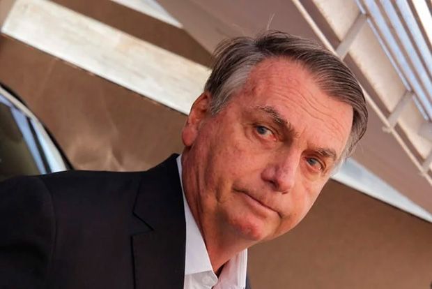 Moraes autoriza presença de policiais no quintal da casa de Bolsonaro