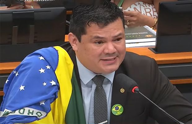 “O que minha esposa tem, você não tem”: deputado bolsonarista ataca Erika Hilton