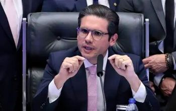 Presidente da Câmara descarta permissão para Eduardo Bolsonaro manter mandato nos EUA