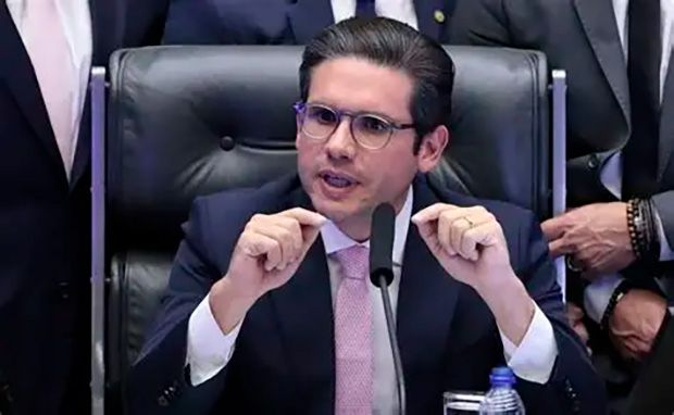 Presidente da Câmara descarta permissão para Eduardo Bolsonaro manter mandato nos EUA