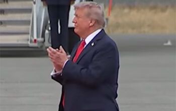 Trump bate palmas para Putin na chegada do russo na pista do aeroporto