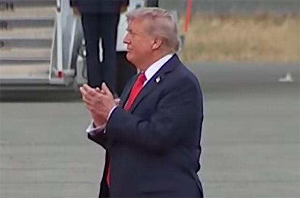 Trump bate palmas para Putin na chegada do russo na pista do aeroporto