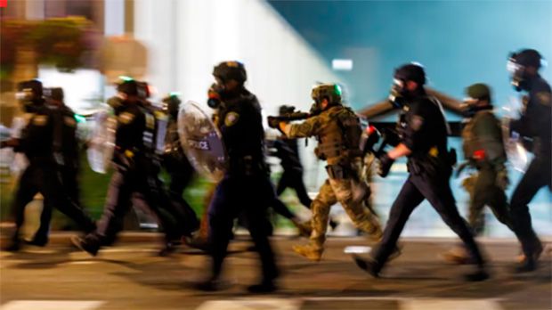 Agentes federais chegam a Portland após Trump ordenar envio de tropas