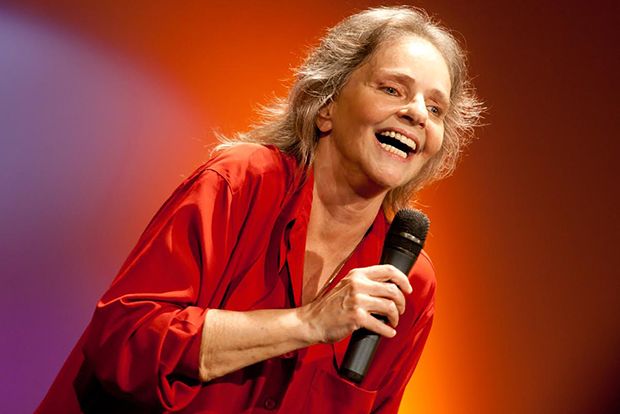 Angela Ro Ro morre aos 75 anos  no Rio de Janeiro após três meses internada