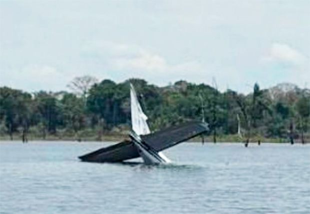 Avião com 380 kg de maconha vindo da Venezuela é interceptado pela FAB e lançado no lago da hidrelétrica de Balbina (AM)