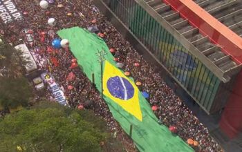 Bandeira gigante do Brasil é estendida em ato contra a PEC da Bandidagem na Paulista